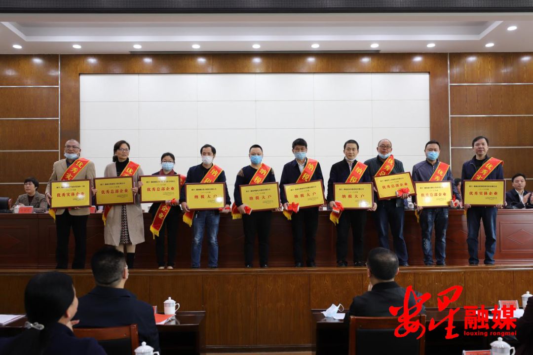 获表彰合影.jpg 获表彰合影.jpg