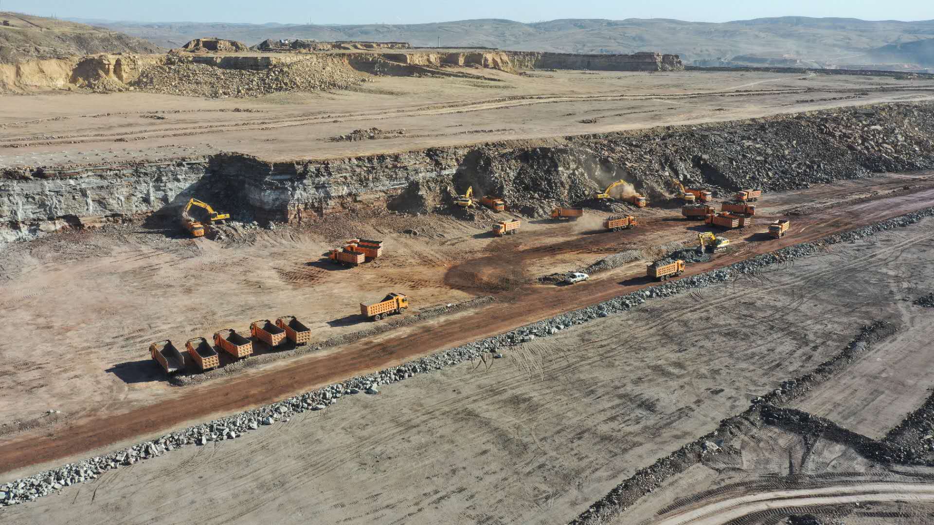 挖装作业2.jpg 挖装作业2.jpg